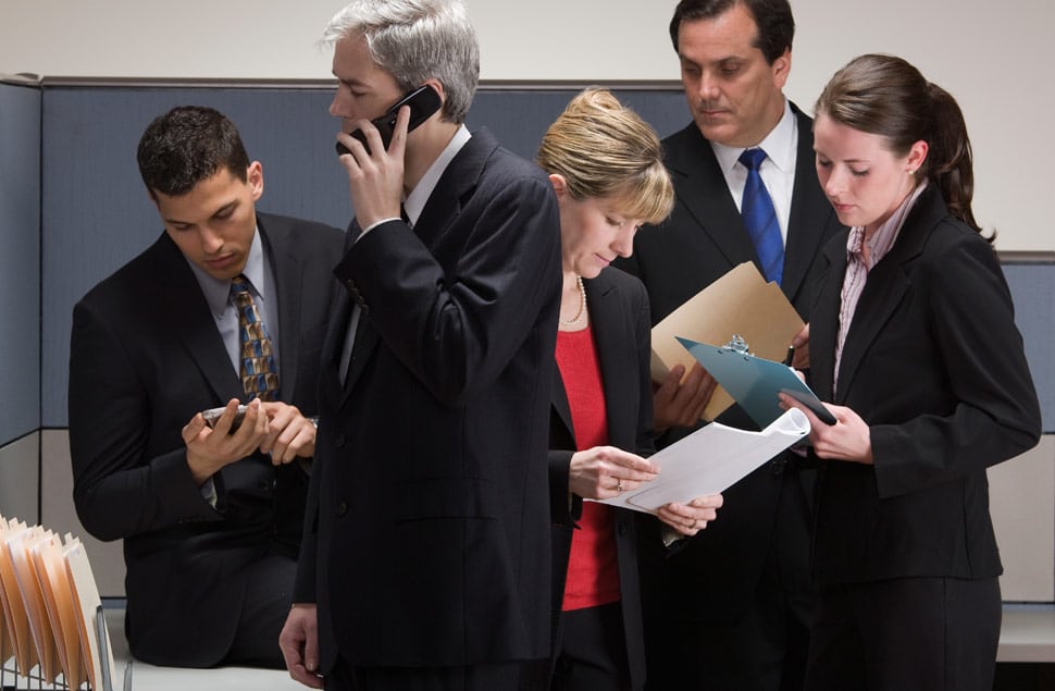 Krisenkommunikation: fünf Personen hektisch sich besprechend, am Telefon und am Laptop