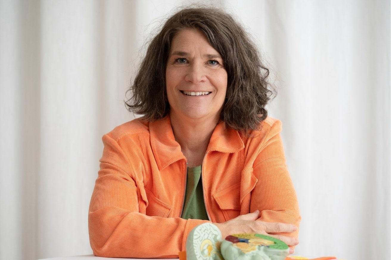 Susanne Gensinger am Tisch sitzend