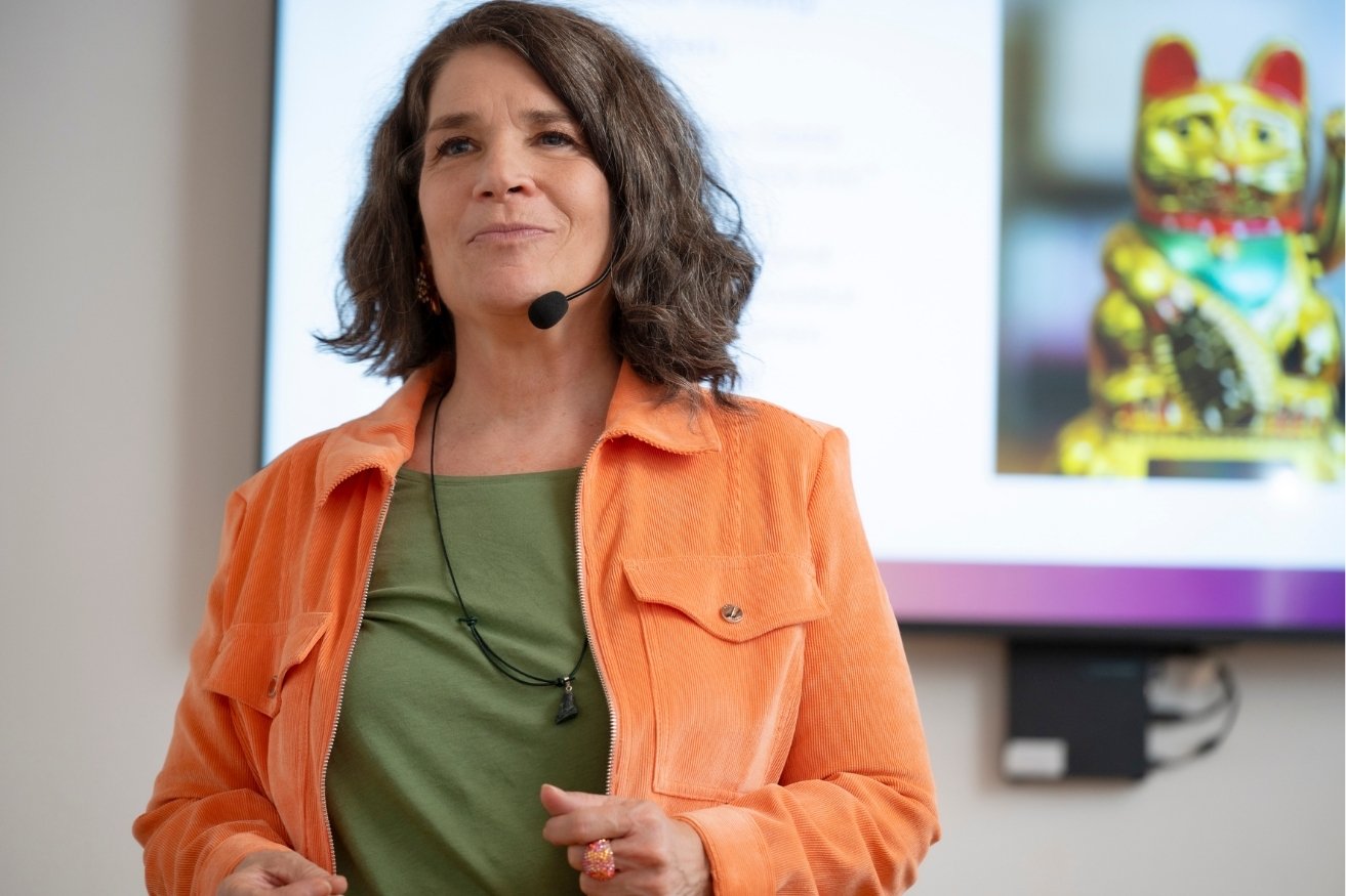 Susanne Gensinger berät einen Kunden