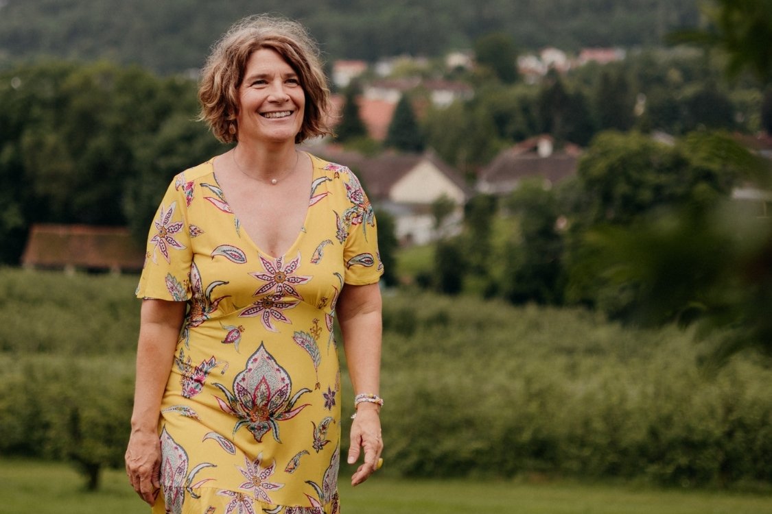 Kommunikationstraining: Gruppe von Menschen locker im Kreis sitzend