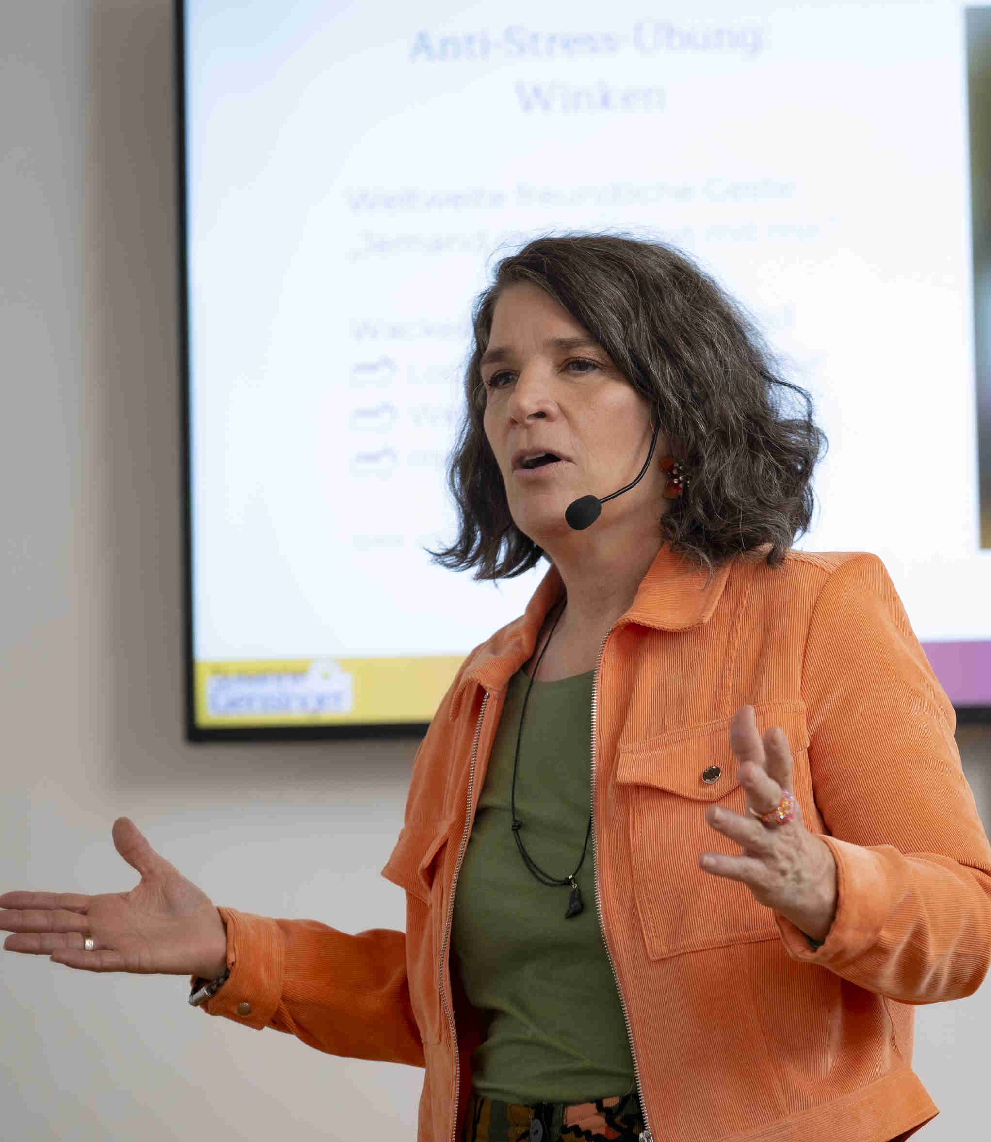 Susanne Gensinger berät einen Kunden